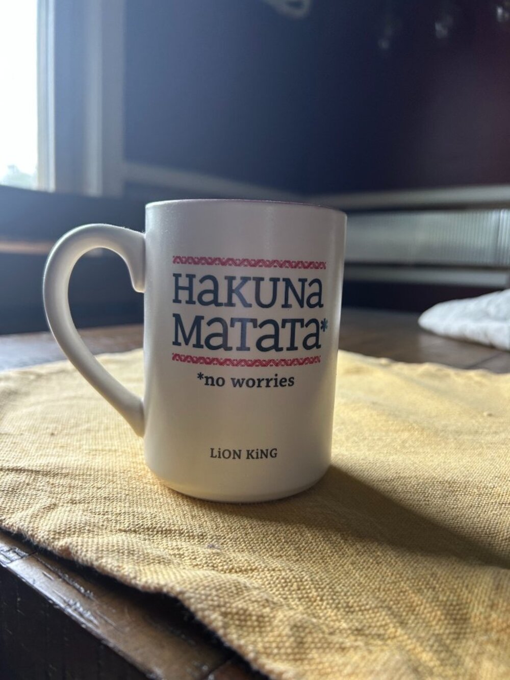 Vintage Hakuna Matata Lion King Coffee Mug  means "no worries "      4.5 in tall
